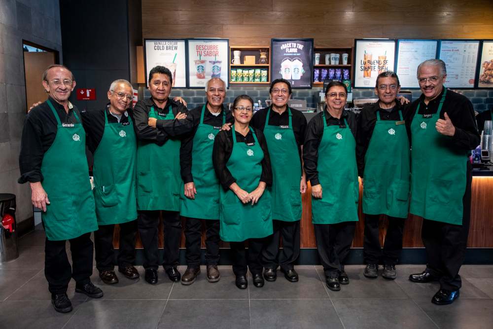 Starbucks inauguró segunda cafetería operada por adultos mayores 2