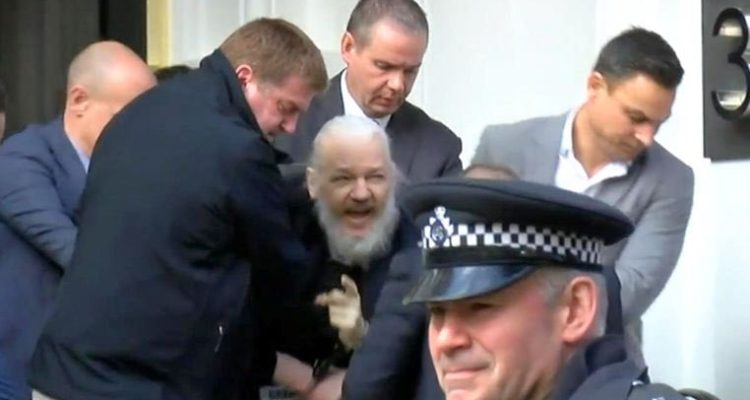 Arrestan a Julian Assange fundador de WikiLeaks 2