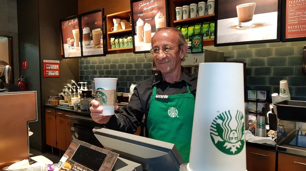 Starbucks inauguró segunda cafetería operada por adultos mayores