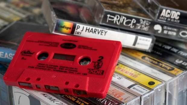 La producción de cassettes de retrasa por escasez mundial de óxido gamma férrico