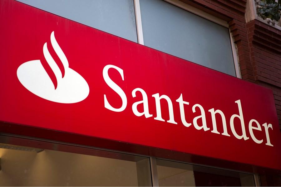 Reportan fallas en tarjetas y cajeros Santander por actualización