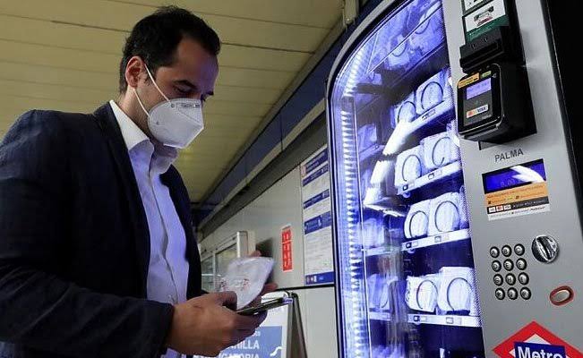 Llegan a México maquinas expendedoras de cubrebocas y gel antibacterial